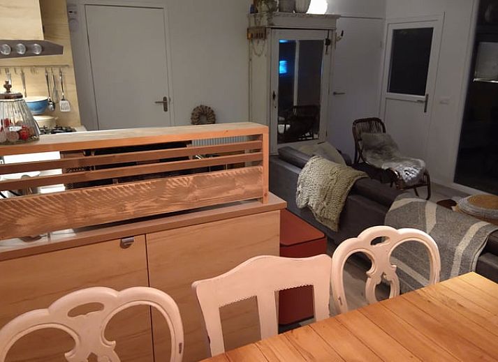 Entspannen Sie sich auf der Terrasse des Ferienhauses in Voorthuizen, Veluwe, Gelderland, umgeben von gruener Natur und ruhiger Umgebung.