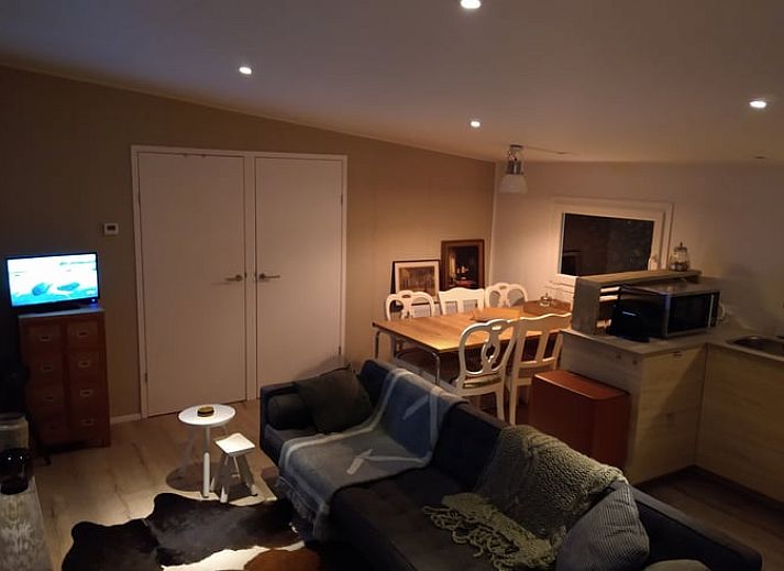 Rustikales Ferienhaus in Voorthuizen, Veluwe, umgeben von Waeldern, bietet einen gemuetlichen Platz zum Entspannen im Freien in Gelderland.