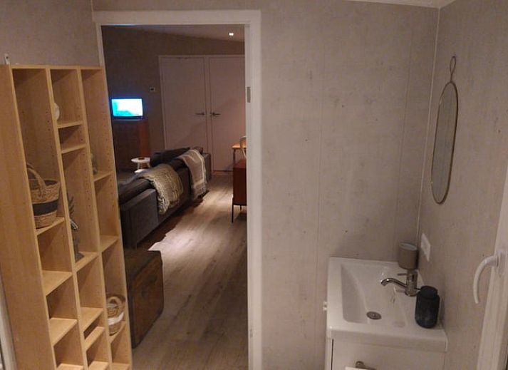 Rustikales Ferienhaus in Voorthuizen, Veluwe, umgeben von Waeldern, bietet einen gemuetlichen Platz zum Entspannen im Freien in Gelderland.