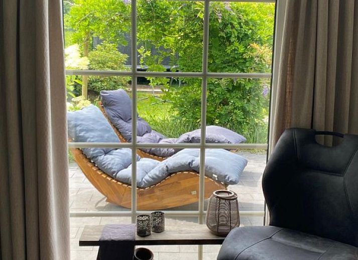 Veluws Paradijs in Voorthuizen, Gelderland offers a serene garden with a terrace, perfect for relaxing in nature.