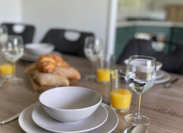 Veluws Paradijs in Voorthuizen, Gelderland offers a serene garden with a terrace, perfect for relaxing in nature.