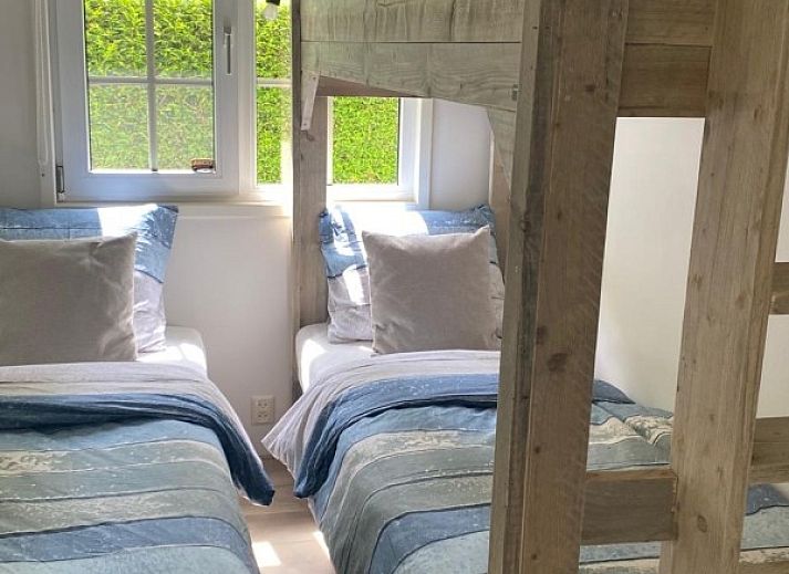 Indoor area of The Veluws Paradijs in Voorthuizen overlooking green garden and comfortable lounge area.