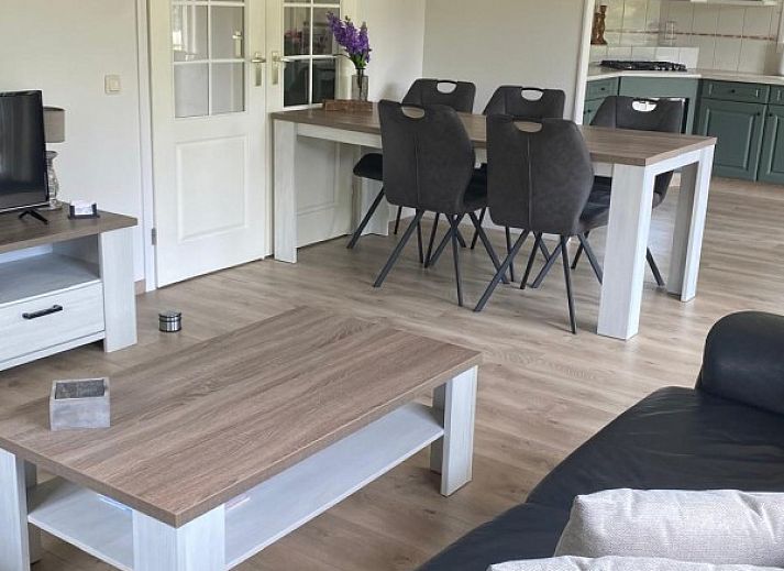 Cozy dining room and kitchen in Het Veluws Paradijs, Voorthuizen, ideal for family dinners in the Veluwe.