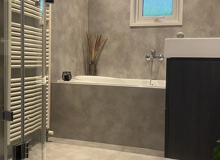 Cozy dining room and kitchen in Het Veluws Paradijs, Voorthuizen, ideal for family dinners in the Veluwe.