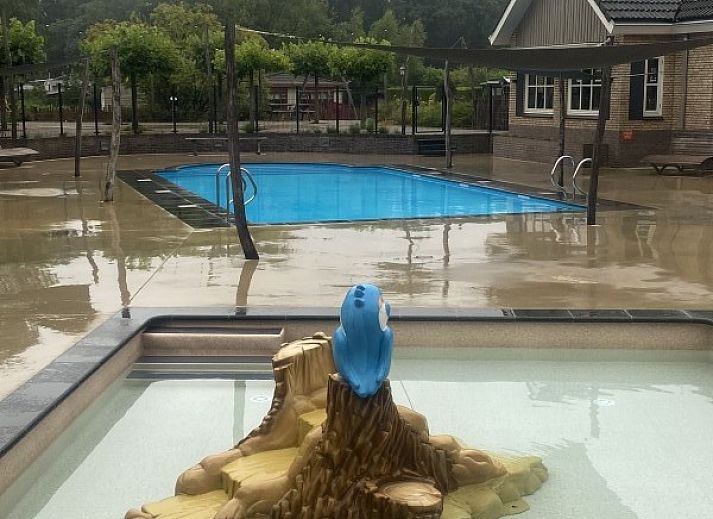 Cozy dining room and kitchen in Het Veluws Paradijs, Voorthuizen, ideal for family dinners in the Veluwe.