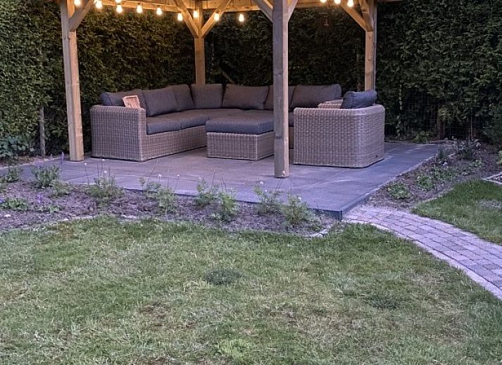 Comfortable bedroom in Het Veluws Paradijs, Voorthuizen, with breakfast in bed and views of nature.