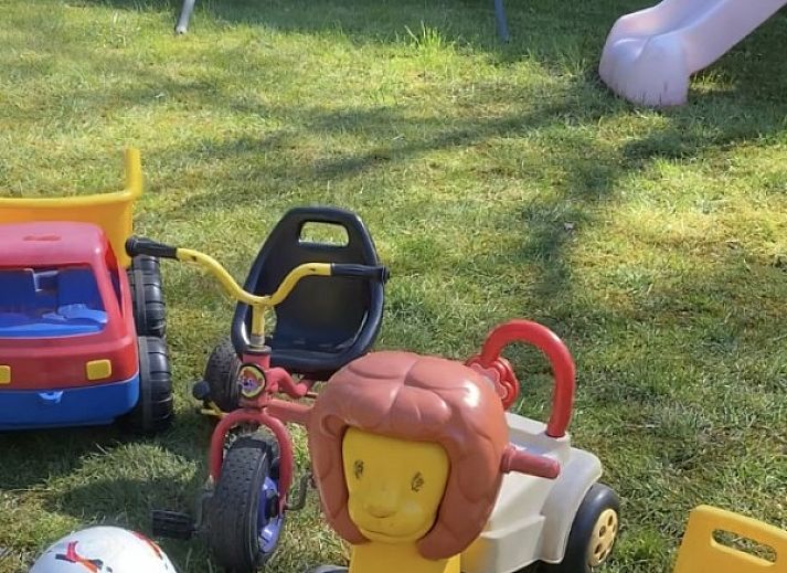 Comfortable bedroom in Het Veluws Paradijs, Voorthuizen, with breakfast in bed and views of nature.