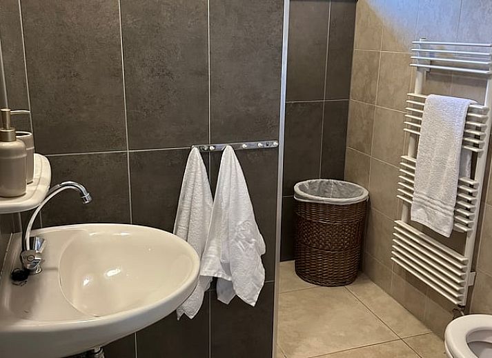 Binnenruimte van Vakantiehuis in Voorthuizen, Veluwe. Gezellige woonkamer met veel lichtinval, ideaal voor ontspanning.