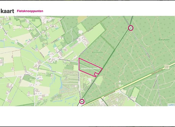 Gemuetliches Wohnzimmer des Ferienhauses in Voorthuizen mit Blick auf die Terrasse und das Waldgebiet, gelegen in Veluwe, Gelderland.