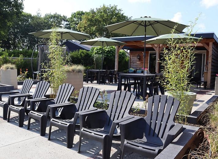 Vakantiehuis in Voorthuizen Veluwe met ruim terras en parasols voor ontspanning.