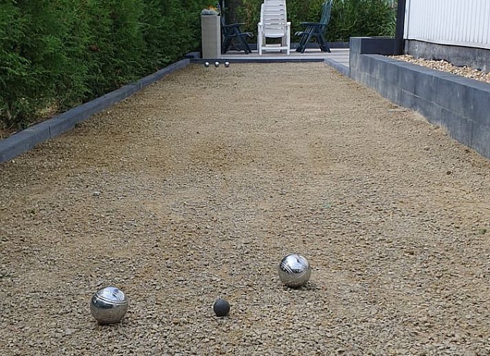 Vakantiehuis in Voorthuizen Veluwe met ruim terras en parasols voor ontspanning.