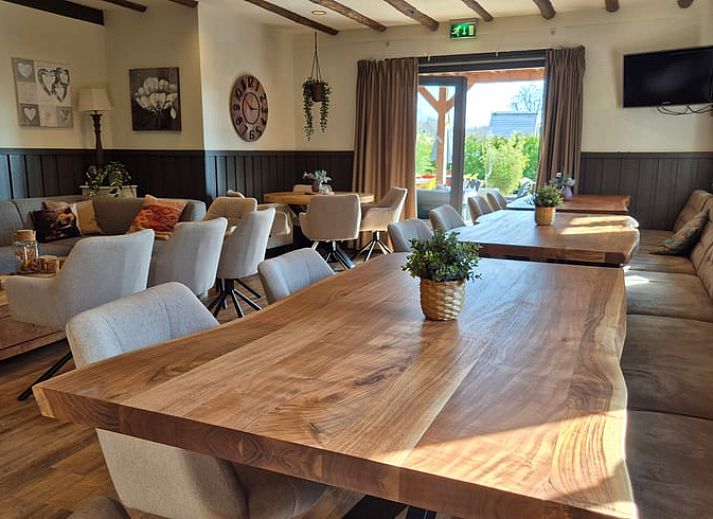 Gezellig terras bij Vakantiehuis in Voorthuizen Veluwe met uitzicht op groene omgeving.