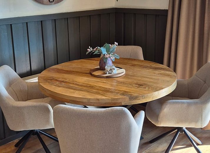 Gezellig terras bij Vakantiehuis in Voorthuizen Veluwe met uitzicht op groene omgeving.