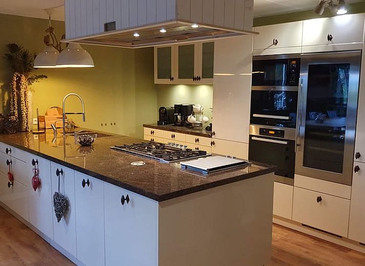 Gezellig terras bij Vakantiehuis in Voorthuizen Veluwe met uitzicht op groene omgeving.