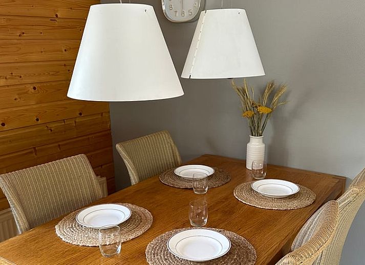 Gemuetliche Terrasse im Ferienhaus in Voorthuizen, ideal zum Entspannen in der Natur der Veluwe.