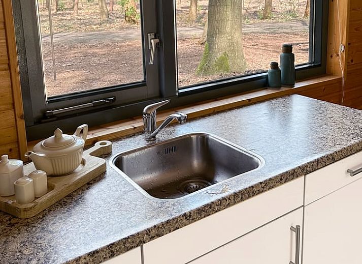 Gemuetliche Terrasse im Ferienhaus in Voorthuizen, ideal zum Entspannen in der Natur der Veluwe.