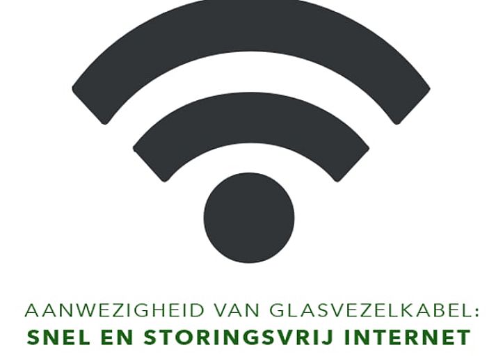 Offenes Wohnzimmer und Kueche im Ferienhaus in Voorthuizen, ideal fuer einen entspannten Aufenthalt in der Veluwe.