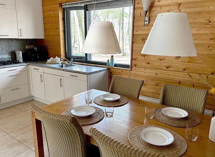 Ferienhaus in Voorthuizen, umgeben von waldreicher Natur an der Veluwe in Gelderland.