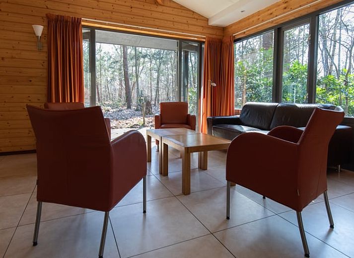 Geniessen Sie die Ruhe und den Frieden auf der Veranda des Ferienhauses in Voorthuizen, Veluwe, Gelderland.