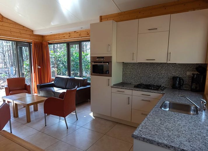 Geniessen Sie die Ruhe und den Frieden auf der Veranda des Ferienhauses in Voorthuizen, Veluwe, Gelderland.