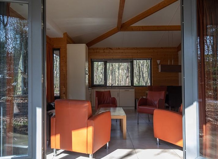 Terrasse mit Blick auf die Natur im Ferienhaus in Voorthuizen, Veluwe, Gelderland.
