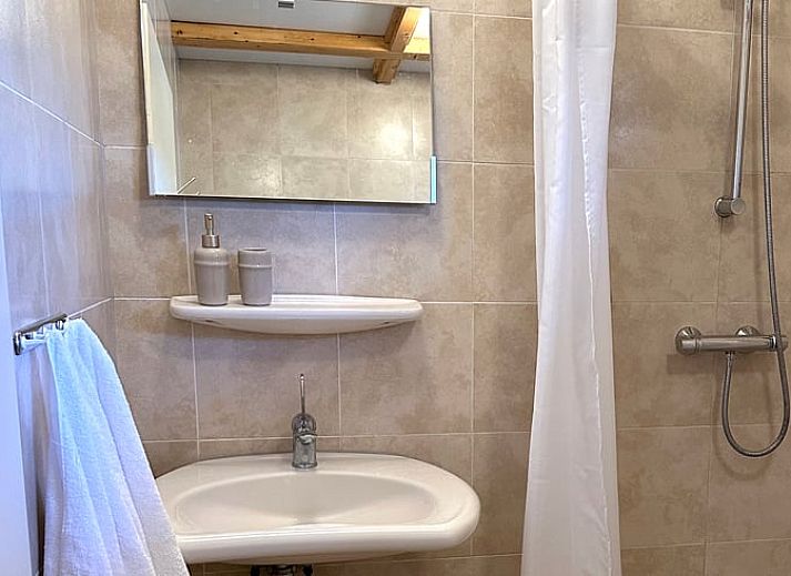 Terrasse mit Blick auf die Natur im Ferienhaus in Voorthuizen, Veluwe, Gelderland.