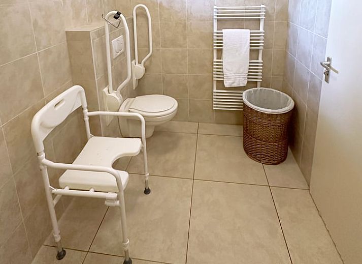 Terrasse mit Blick auf die Natur im Ferienhaus in Voorthuizen, Veluwe, Gelderland.