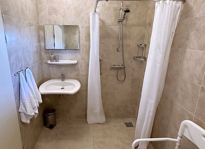 Terrasse mit Blick auf die Natur im Ferienhaus in Voorthuizen, Veluwe, Gelderland.