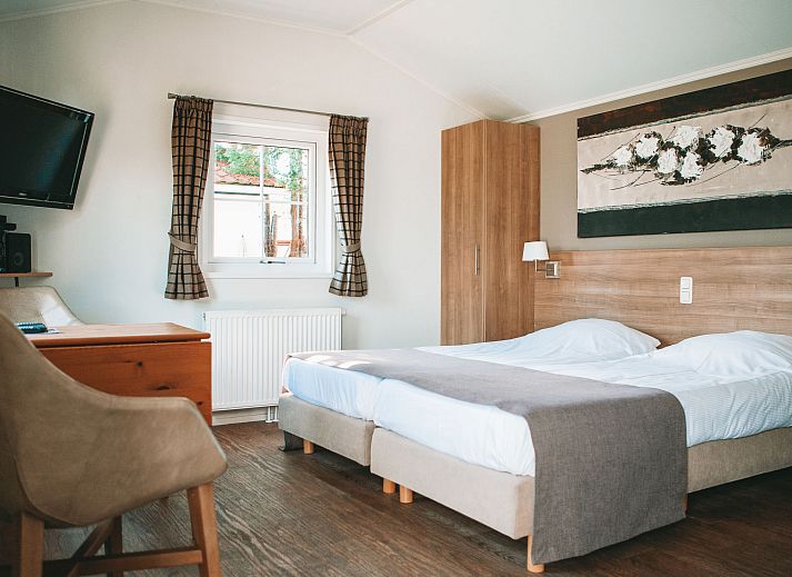 Ferienhaus Recreatiepark De Boshoek in Voorthuizen, Veluwe, Gelderland mit sonniger Terrasse und Garten.