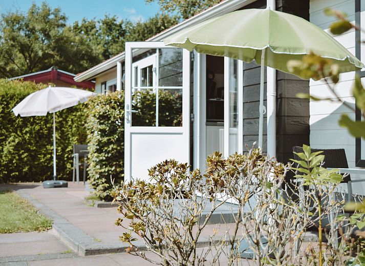 Ferienhaus Recreatiepark De Boshoek in Voorthuizen, Veluwe, Gelderland mit sonniger Terrasse und Garten.