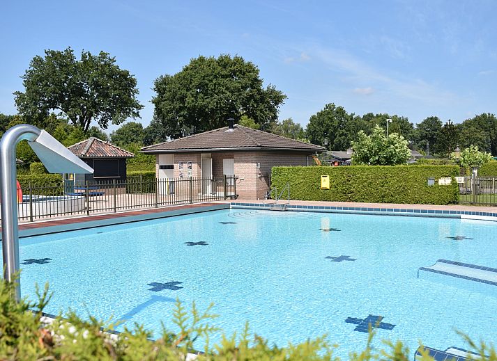 Ferienhaus Recreatiepark De Boshoek in Voorthuizen, Veluwe, Gelderland mit sonniger Terrasse und Garten.