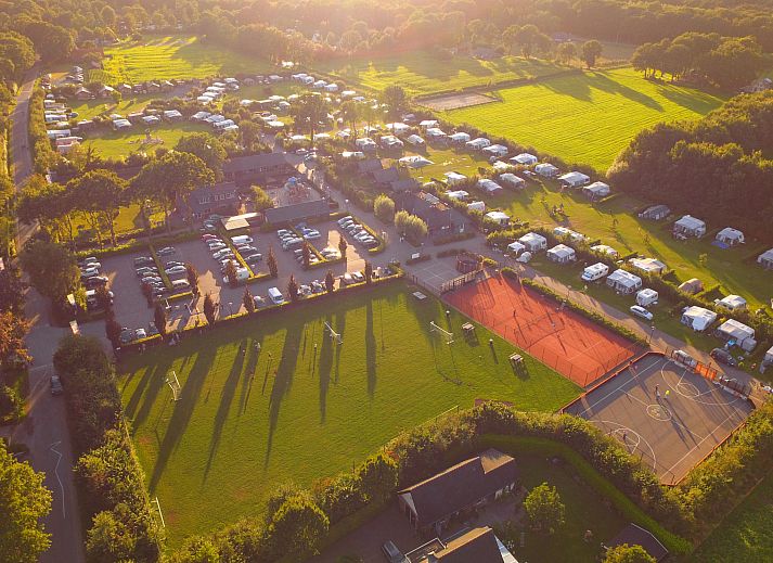 Ferienhaus Recreatiepark De Boshoek in Voorthuizen, Veluwe, Gelderland mit sonniger Terrasse und Garten.