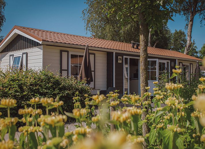 Schlafzimmer im Ferienhaus Recreatiepark De Boshoek, Voorthuizen, Veluwe mit komfortablem Doppelbett.