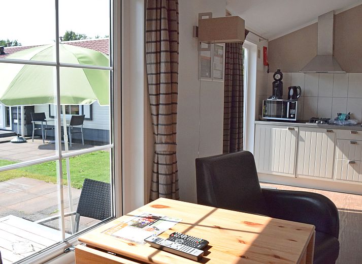 Schlafzimmer im Ferienhaus Recreatiepark De Boshoek, Voorthuizen, Veluwe mit komfortablem Doppelbett.