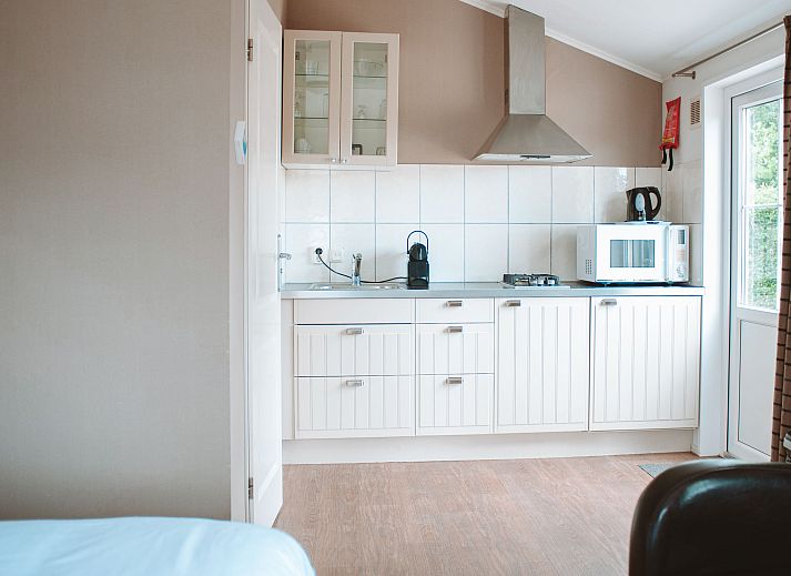 Schlafzimmer im Ferienhaus Recreatiepark De Boshoek, Voorthuizen, Veluwe mit komfortablem Doppelbett.