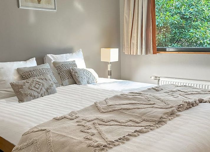 Gezellige eetruimte in Vakantiehuisje in Voorthuizen, Veluwe, met uitzicht op de natuur van Gelderland, perfect voor een ontspannen verblijf.