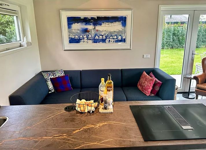 Gemuetliches Esszimmer im Ferienhaus in Voorthuizen, Veluwe, mit Blick auf die gruene Natur und stimmungsvollem Dekor.