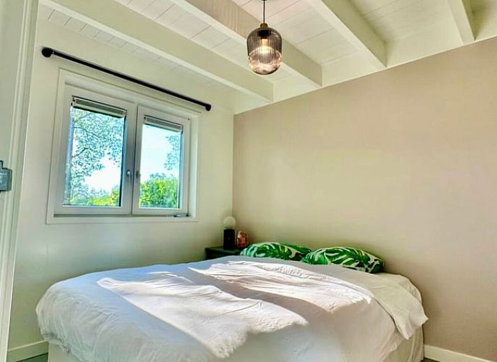 Gemuetliches Esszimmer im Ferienhaus in Voorthuizen, Veluwe, mit Blick auf die gruene Natur und stimmungsvollem Dekor.