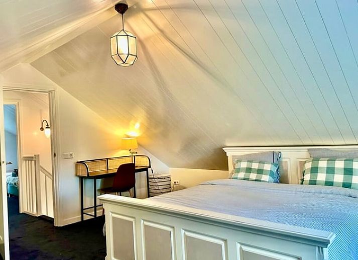 Gemuetliches Esszimmer im Ferienhaus in Voorthuizen, Veluwe, mit Blick auf die gruene Natur und stimmungsvollem Dekor.