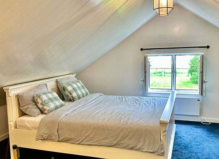 Ferienhaus in Voorthuizen, Veluwe, Gelderland, umgeben von gruener Natur und Baeumen, ein idealer Ort fuer Ruhe und Entspannung.