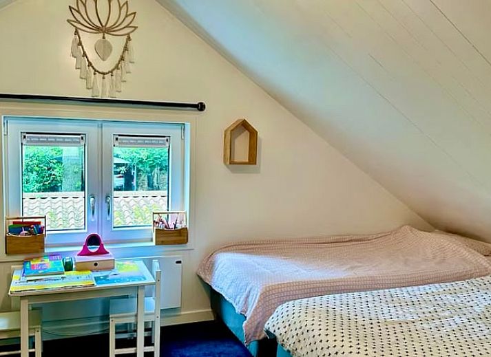 Ferienhaus in Voorthuizen, Veluwe, Gelderland, umgeben von gruener Natur und Baeumen, ein idealer Ort fuer Ruhe und Entspannung.