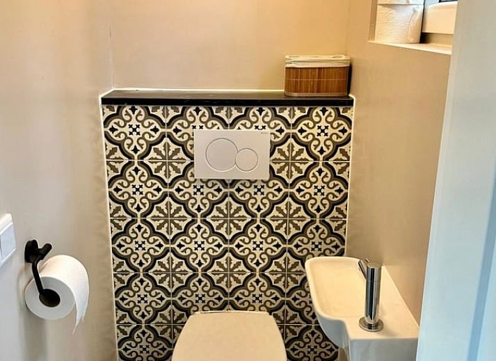 Ferienhaus in Voorthuizen, Veluwe, Gelderland, umgeben von gruener Natur und Baeumen, ein idealer Ort fuer Ruhe und Entspannung.