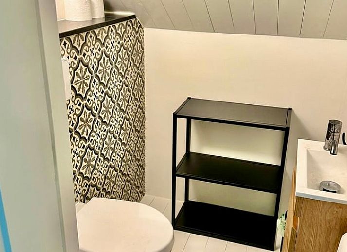 Ferienhaus in Voorthuizen, Veluwe, Gelderland, umgeben von gruener Natur und Baeumen, ein idealer Ort fuer Ruhe und Entspannung.