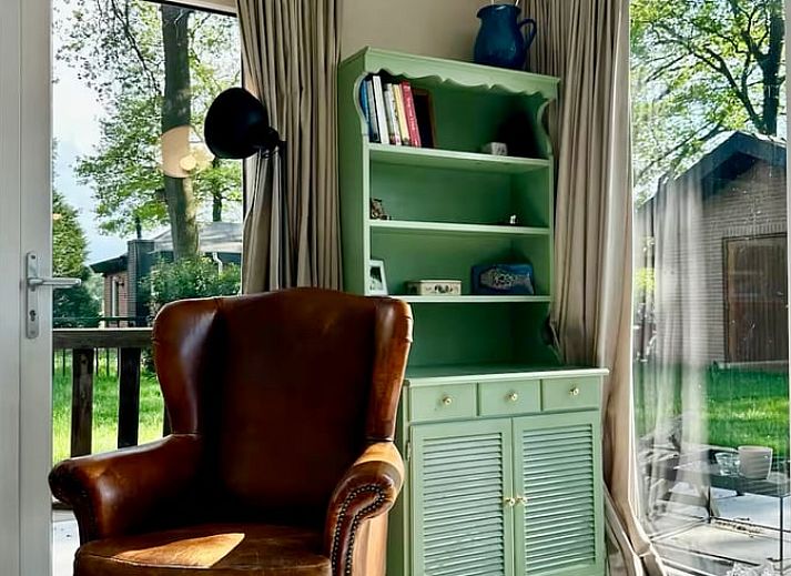 Gemuetlicher Innenbereich des Ferienhauses in Voorthuizen, Veluwe, mit moderner Kueche und gemuetlicher Sitzecke in Gelderland.