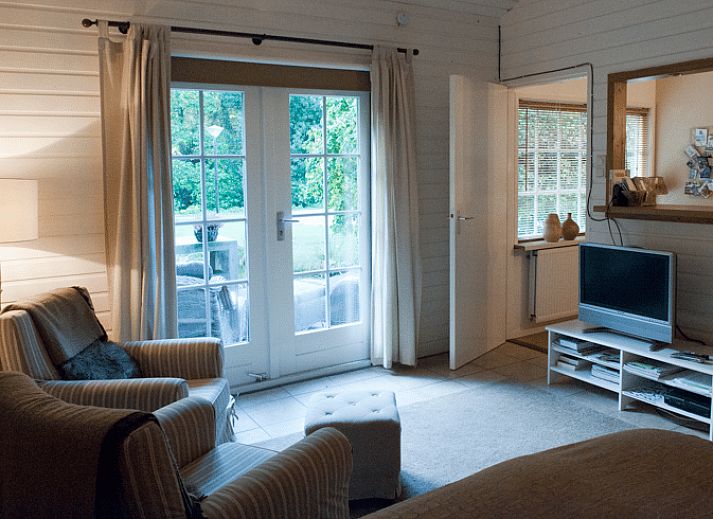 Veranda van Vakantiehuisje in Vaassen met comfortabele stoelen, Veluwe, Gelderland.