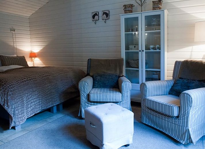 Veranda van Vakantiehuisje in Vaassen met comfortabele stoelen, Veluwe, Gelderland.