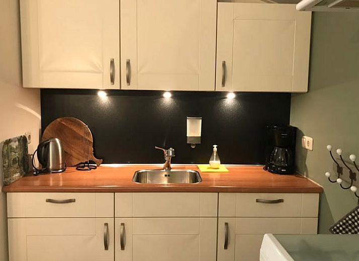 Terras bij Vakantiehuisje in Vaassen met zitgelegenheid, Veluwe, Gelderland.