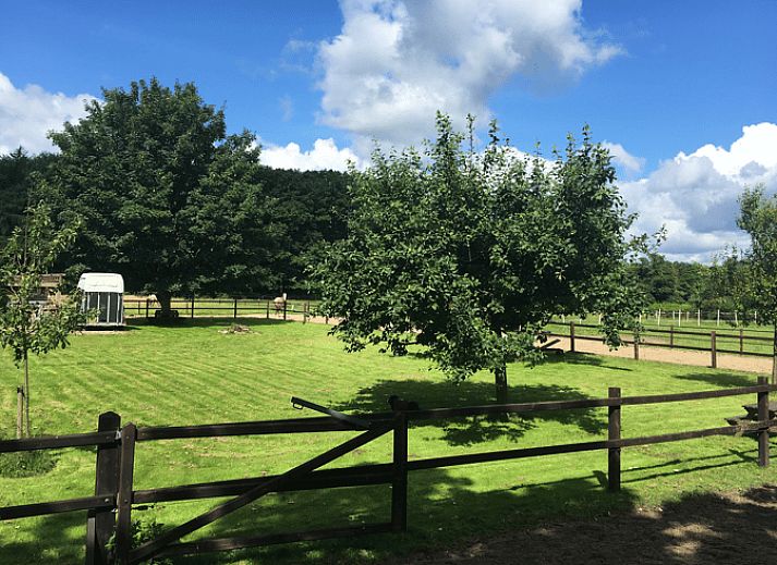 Terras bij Vakantiehuisje in Vaassen met zitgelegenheid, Veluwe, Gelderland.