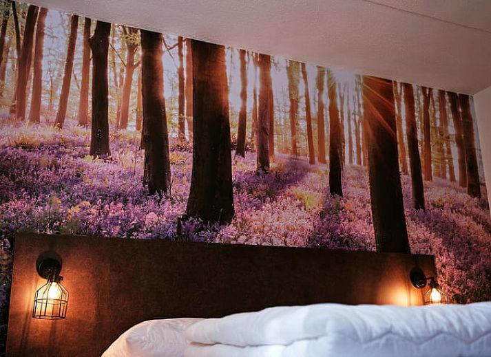 Moderne badkamer met ligbad in Vakantiehuis in Vaassen, Veluwe, Gelderland.