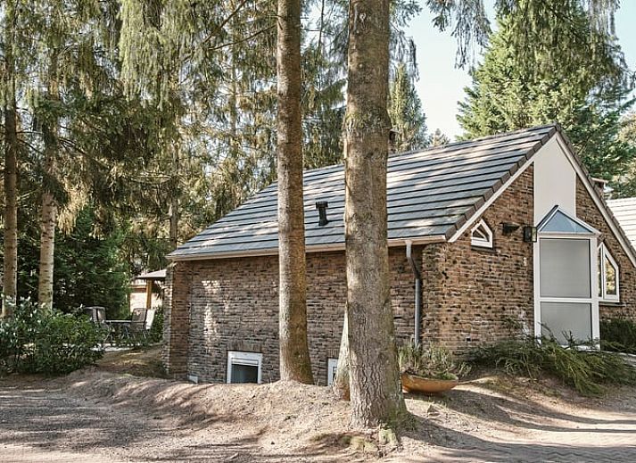 Moderne badkamer met ligbad in Vakantiehuis in Vaassen, Veluwe, Gelderland.
